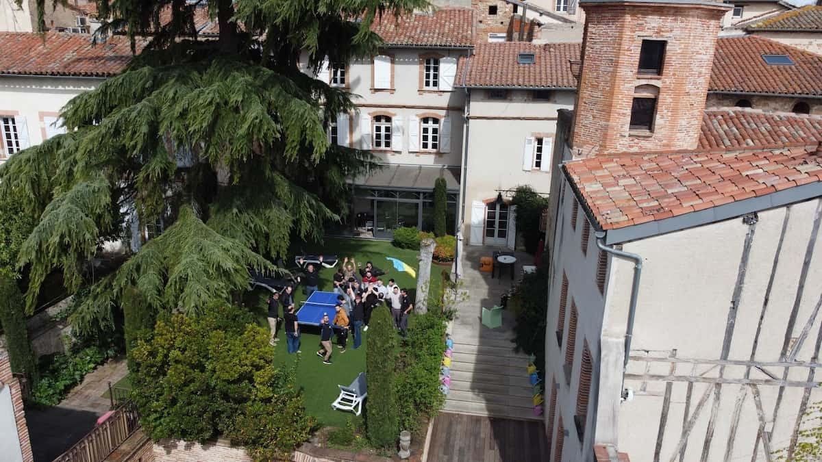 Photo de groupe avec vie du gîte via le drône de Łukasz